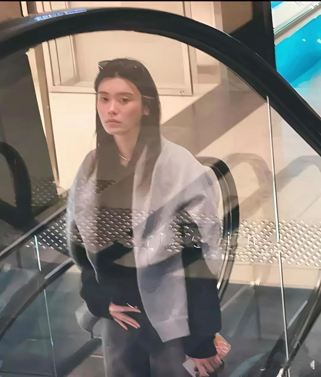 她捂着肚子进私立医院那回，连电梯扶手都攥得发白，这回真不像在镜头前演。前阵子香港私家医院产科门口，路