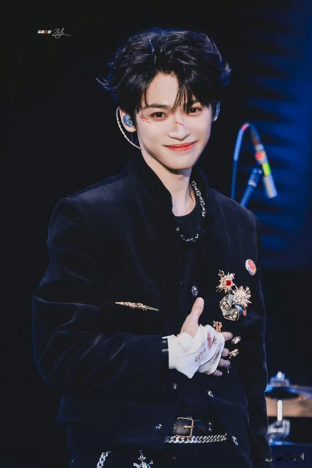 梓渝每次的造型都给人不一样的反差！站姐出图也是又快又好，赏玫瑰万朵[玫瑰]