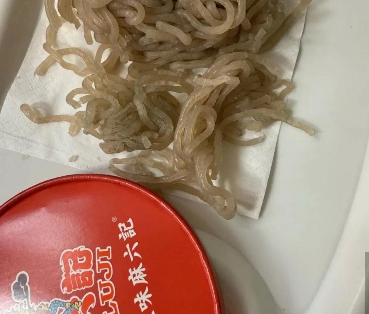 麻六记发霉这个事情为何网上如此大的反应，主要还是跟张兰一家平常高调做人低调做事的