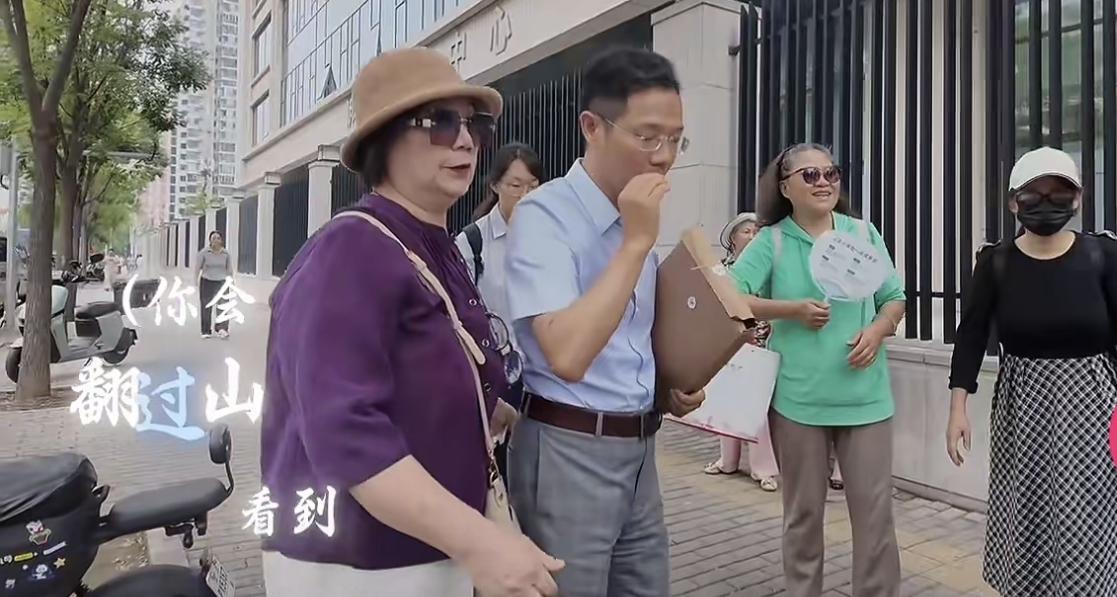家人们姐姐们，下午好，姗姗来了，说说五年来二八大剧，大娘那边拒传声筒说；摔了一跤