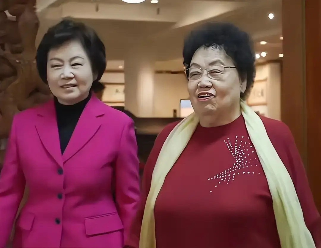 陈丽华和迟重瑞全家福曝光！三个子女和养女都超级优秀，继承安排也合理。陈丽华有三个