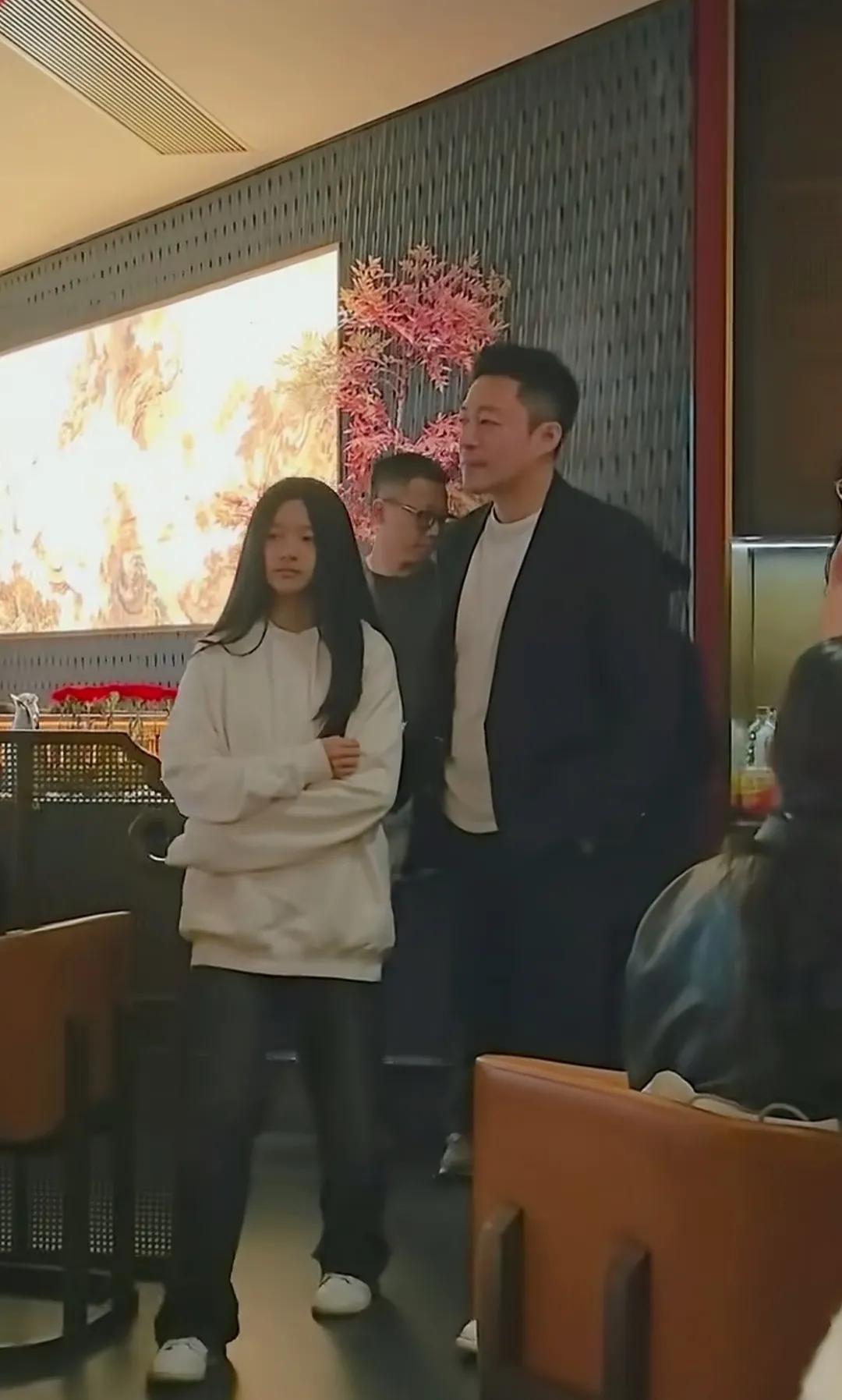 小玥儿太像爸爸了！很漂亮很高挑，走路有妈妈背影跟爸爸一起逛游乐城被粉