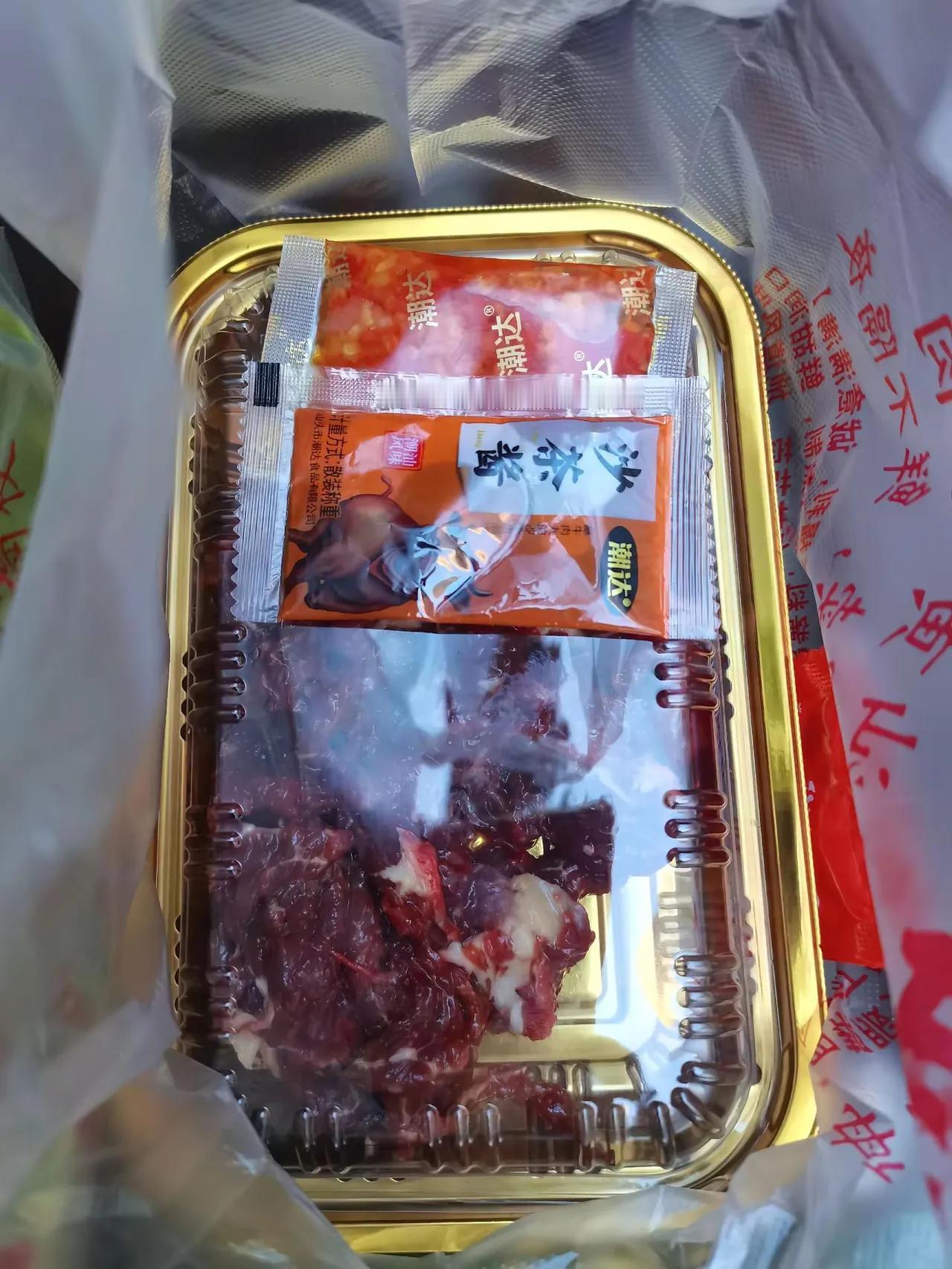 做生意，还是佩服潮汕人“后生仔”，我就买了20元牛肉，他主动问我要不要油腌，