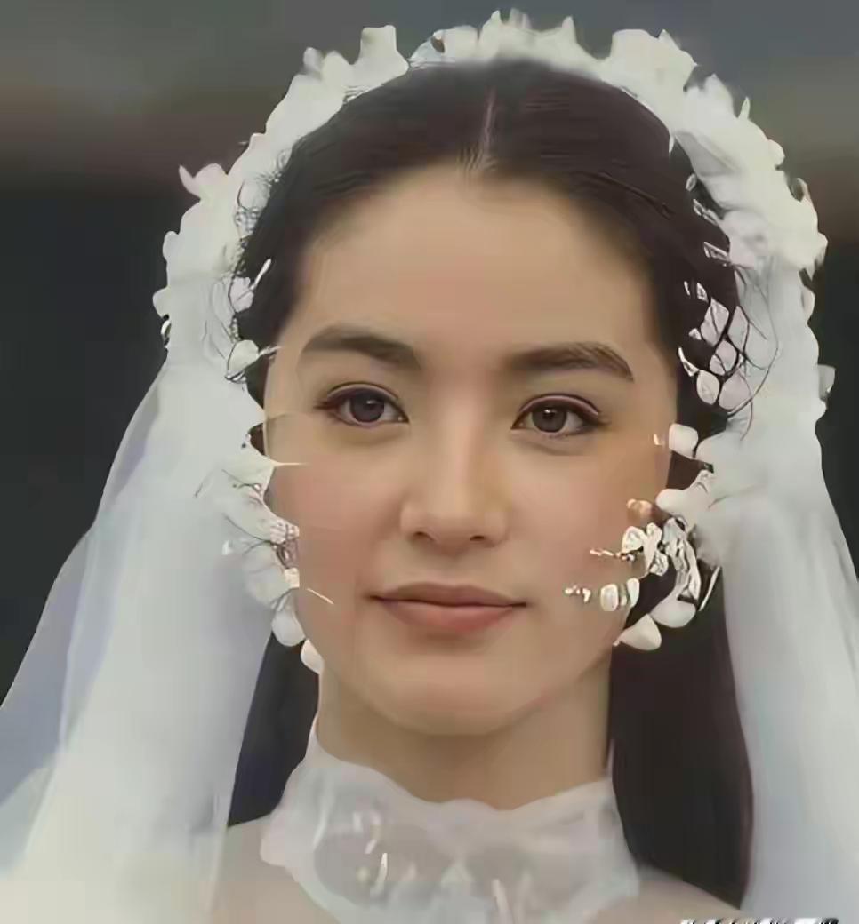 林青霞1994年结婚的那件婚纱，当年被港媒大肆调侃，说版型笨重，像一串串铜钱，土