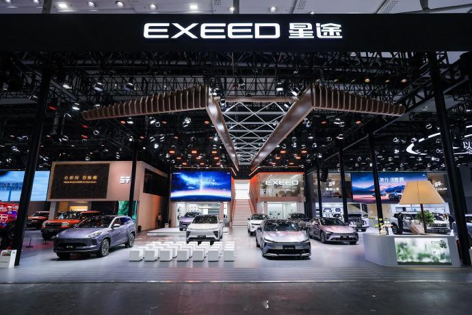 星途汽车以“向上向新向未来”为主题参展，带来多款重磅车型。新奢智电中型SU