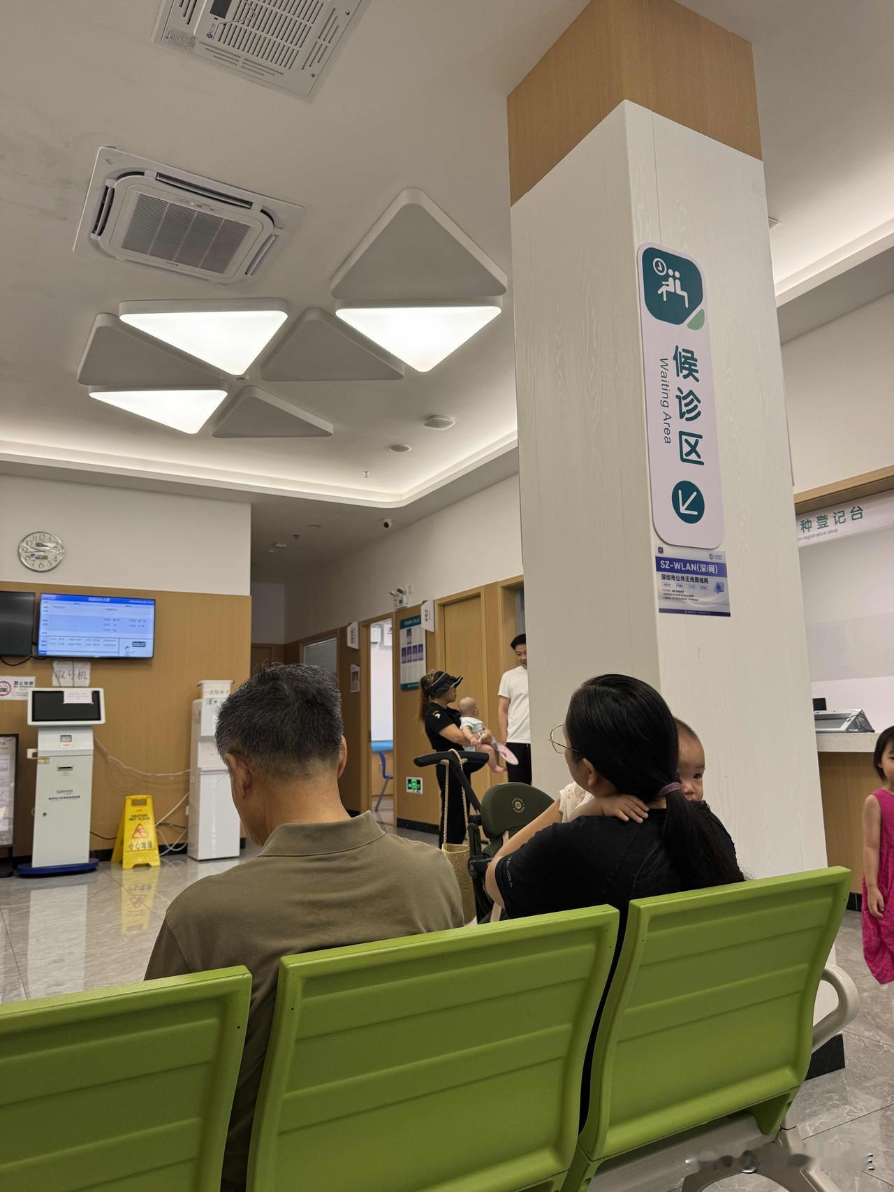 今天我去社区医院接种了带状疱疹疫苗。我选的是进口疫苗，全程需要接种两针，今天先