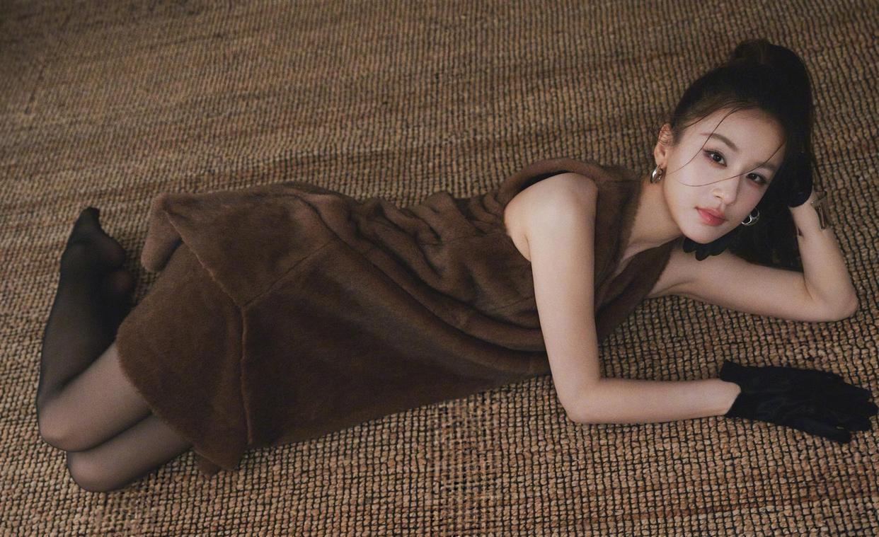 黄圣依一组黑丝侧卧写真突然在网上炸了。暖黄的灯光，浅灰的地毯，粉调缎面衬衫微敞