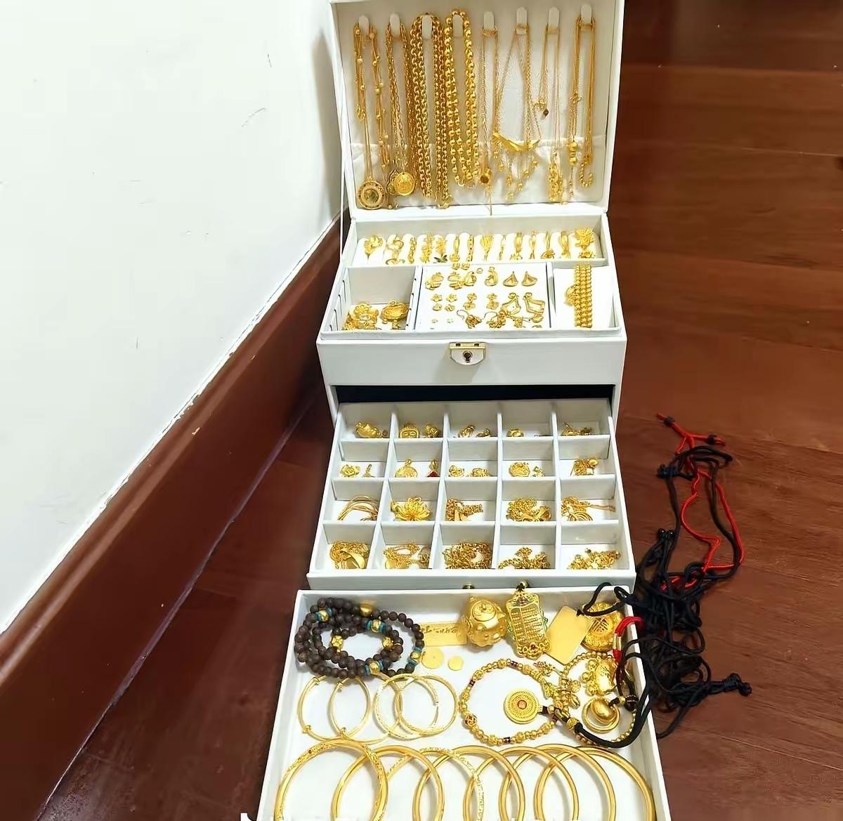 我闺蜜真的是赚大发了！昨天没事儿的时候和闺蜜打电话聊天，聊到了金价飞涨的事情