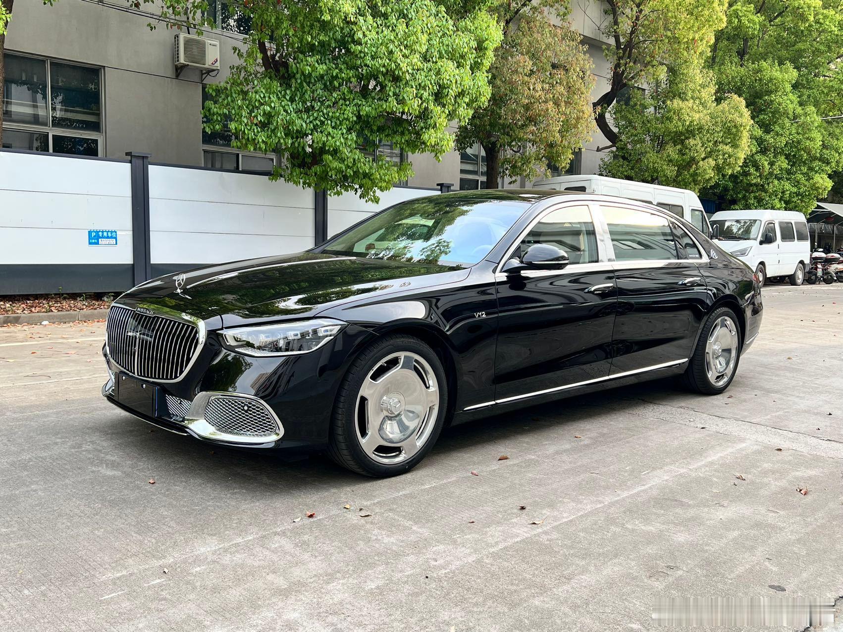迈巴赫6806.0T12个缸，这车开出去排面儿没有古思特厉害，但乘坐的舒适