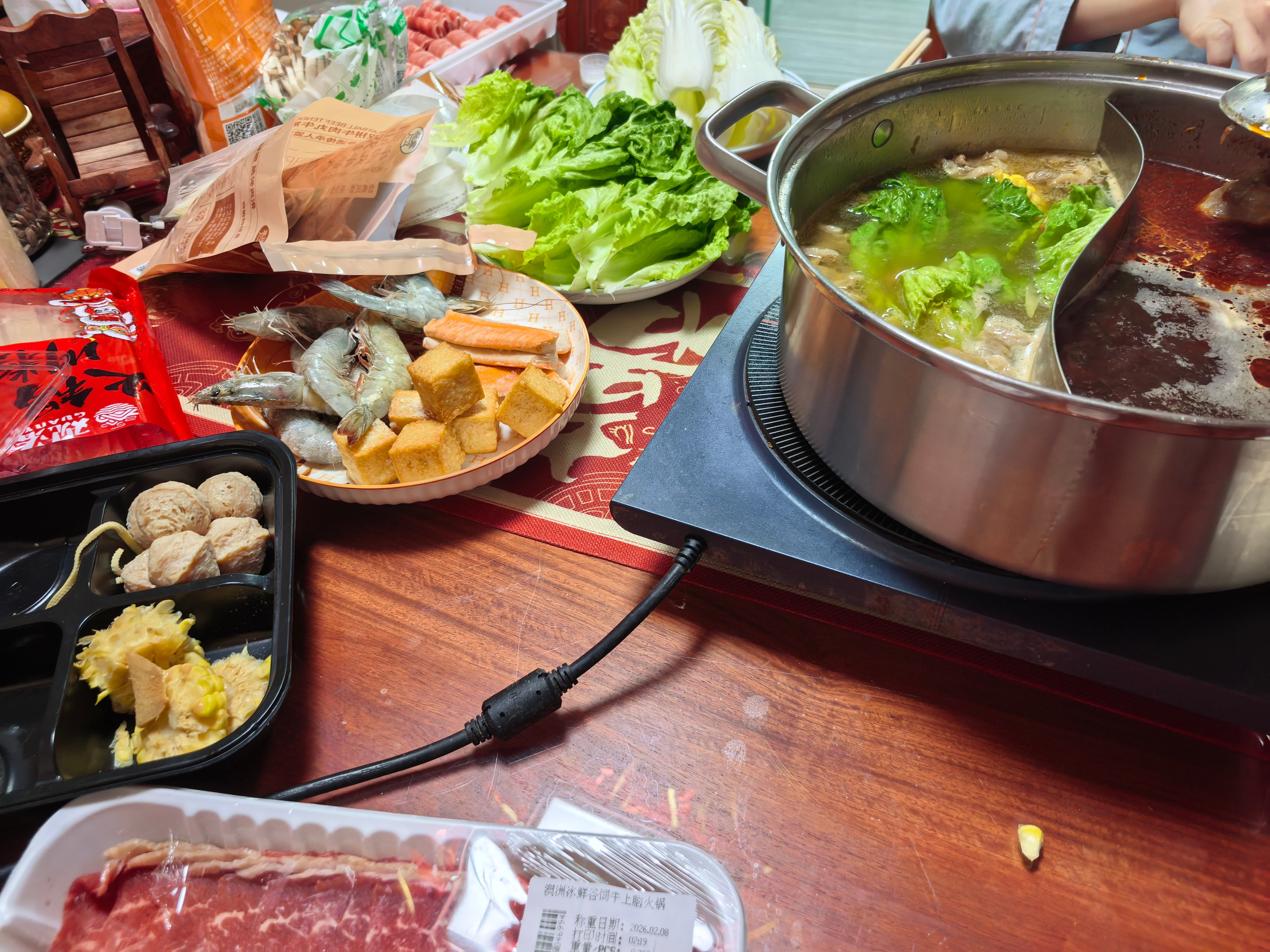 在家吃火锅的花销是海底捞的五分之一，河马是真的太便宜了，一大桌子才一百，一堆肉菜