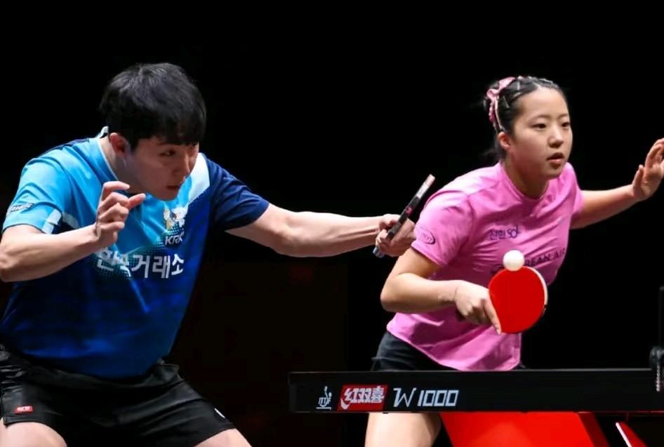 韩国队夺冠后没有大叫大喊全场庆祝就连赛后采访也没有很激动，申裕斌还说担心