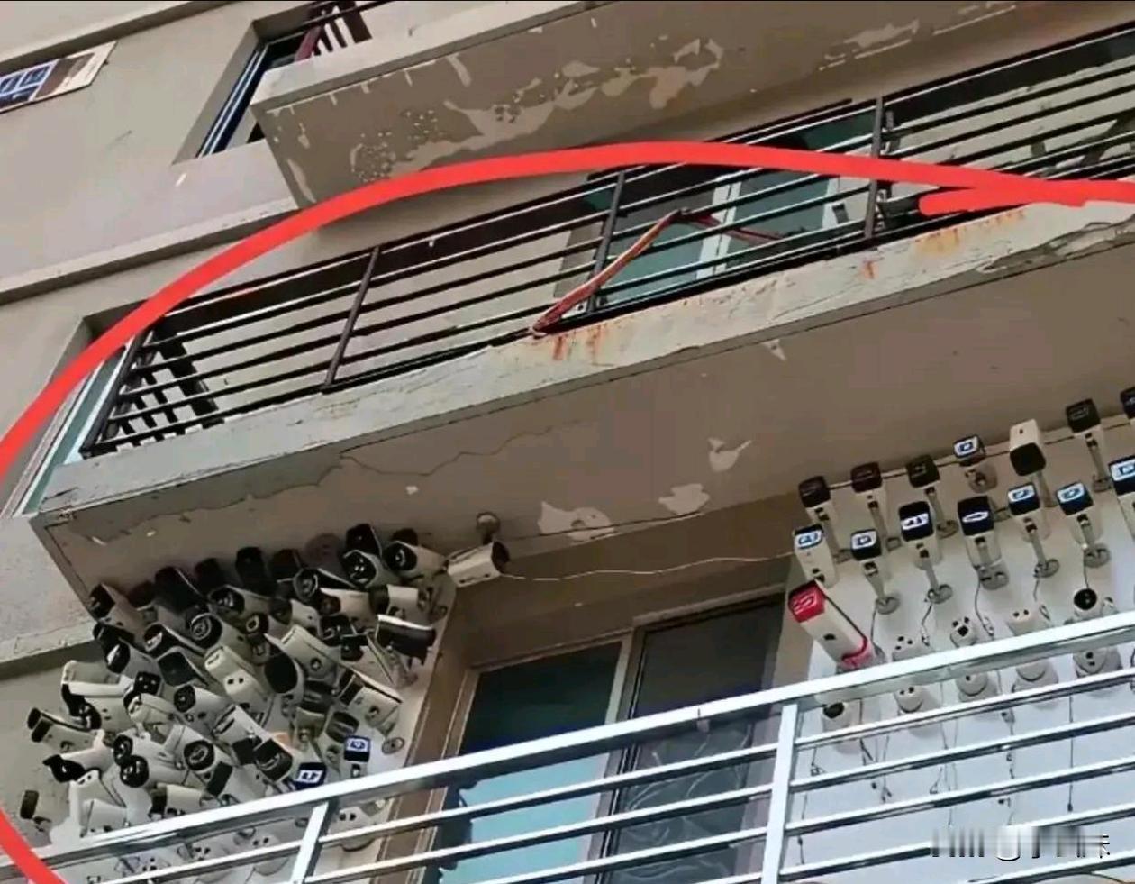 这栋楼是出过啥事吗？监控都赶上一个小区的量了