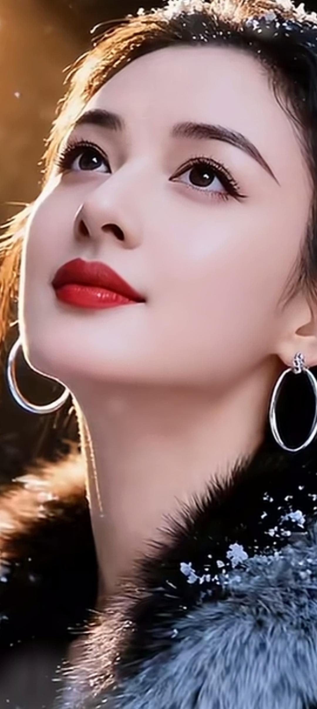 冬日暖阳下的惊艳之美，红唇与雪白肌肤的完美碰撞。