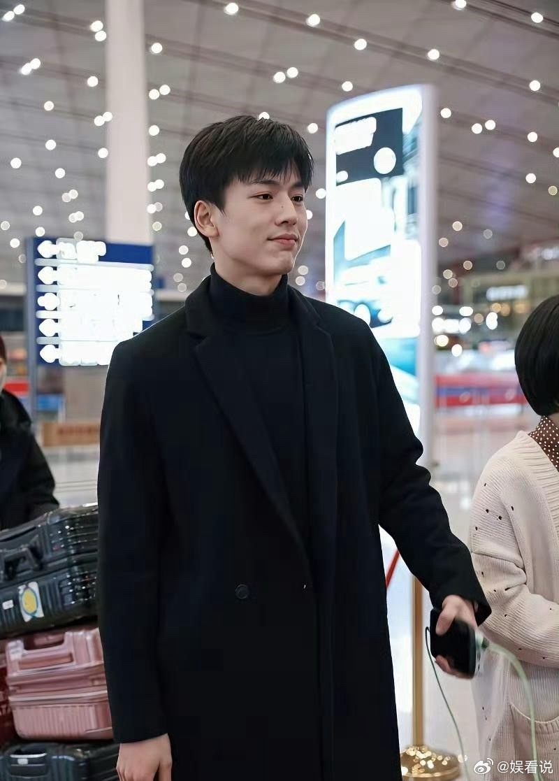 未出道前的张凌赫，人群中一眼就看见。