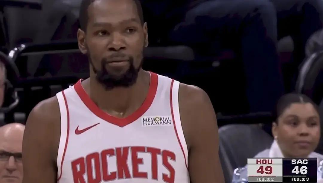 又输了。这次领先12分进入第四节，还是被翻盘。翻开数据：过去10场输掉7场