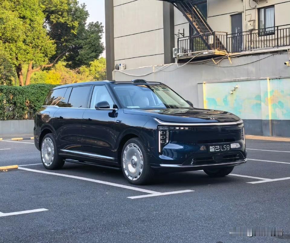 选“9系”大六座SUV，智己LS9凭三点稳赢好感在30万级“9系”大六座S