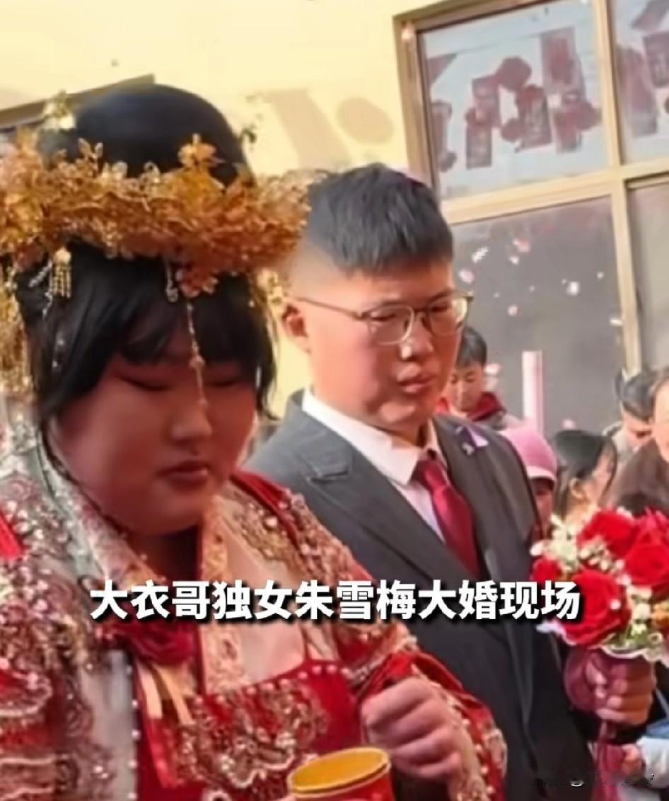 新郎官这是什么表情?感觉怎么老不情愿似的，新郎既然不是真心喜欢，干嘛结婚啊新