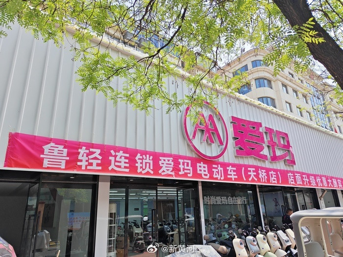 【#电动车卖不动了#】“今年生意明显不好做了，成交量和客流量均大幅下滑。”4月1