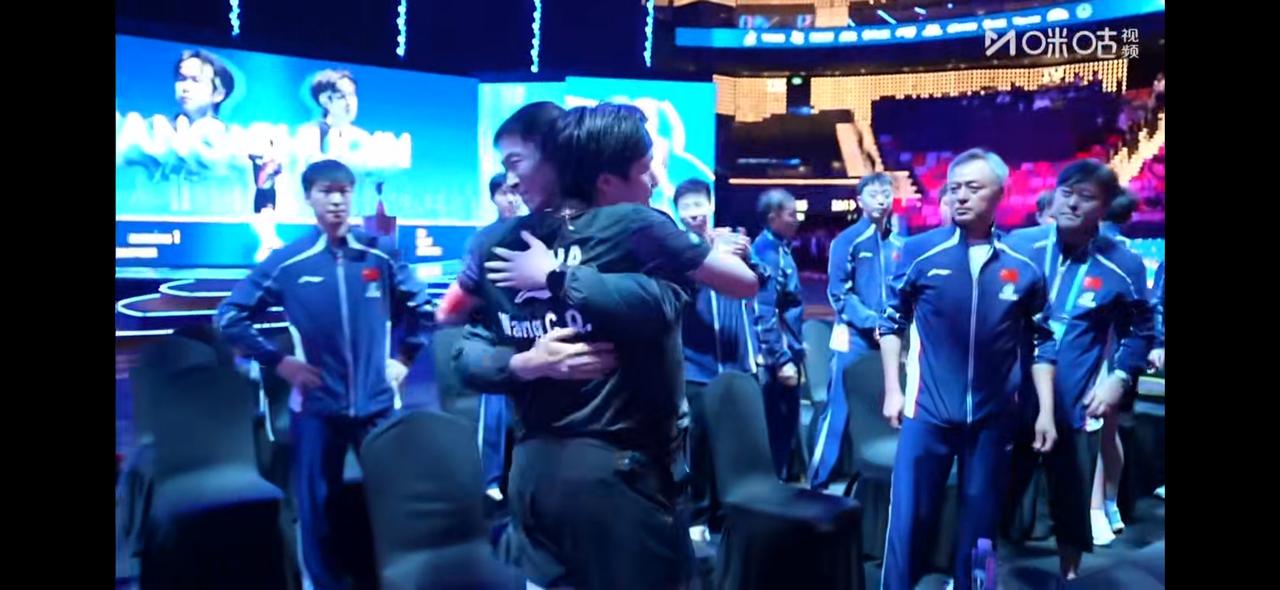 拿到了冠军🏆！看把中国乒乓球协会的领导们高兴☺️的！刚刚进