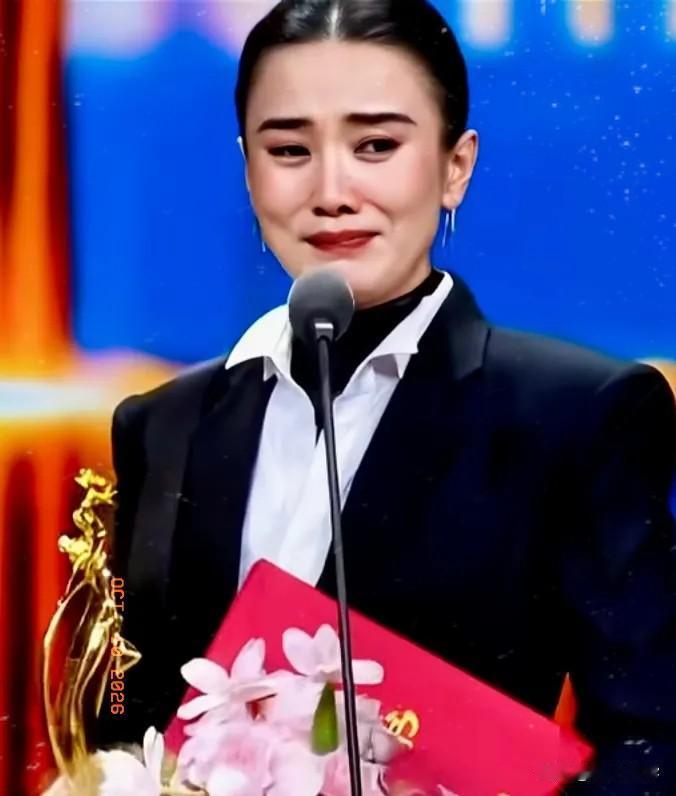 难怪宋佳哭成那样查了才知道，她都45了！演了25年戏，这才成为第6个拿到了三大