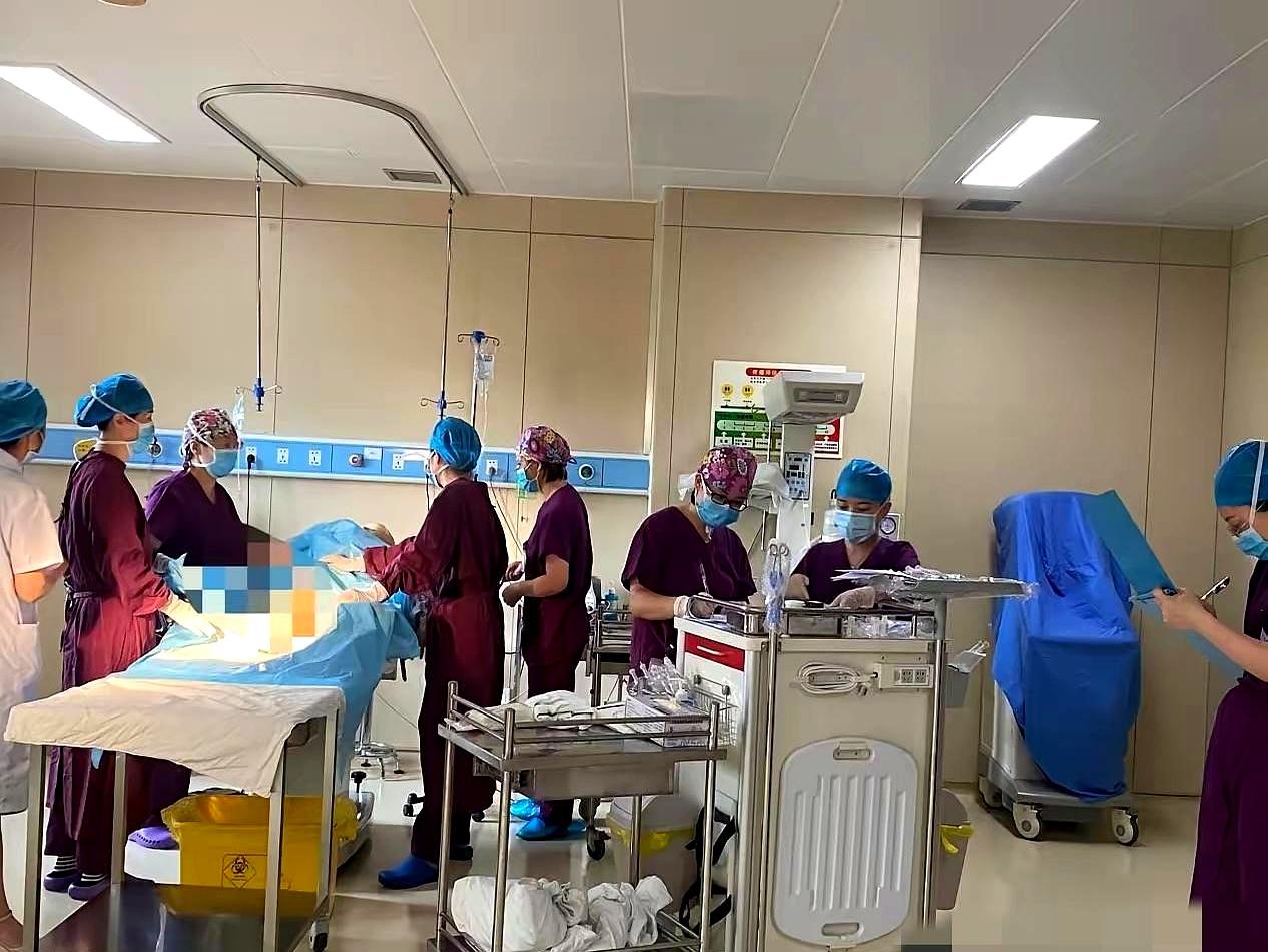 38岁，市医院的主治医生，自己就是大夫，结果在生孩子这事儿上没挺过来。听到消息