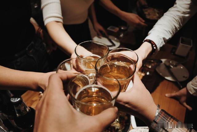 上海，男子徐某在朋友傅某、唐某怂恿下，酒后准备开车回家，刚启动车子，就被一辆银色