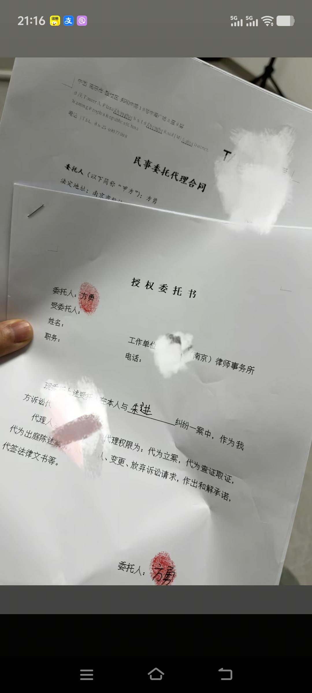 两个月前，失散27年的双胞胎兄弟抱头痛哭的画面仍历历在目，如今弟弟却将哥哥告上法