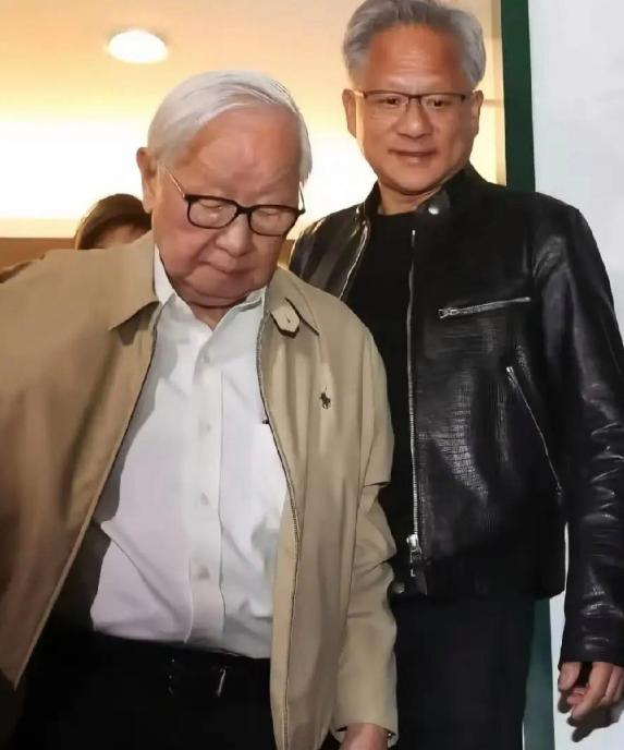 “我真的认为，我的国家美国，仍然是世界上光辉的典范！”同样是美籍华人，相比于低调