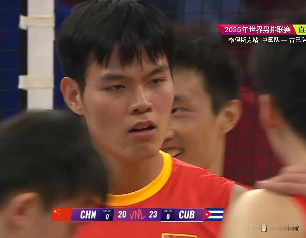 【中国男排第一局20-25】对阵古巴，中国队第一局20-25落败，很奇怪的是，