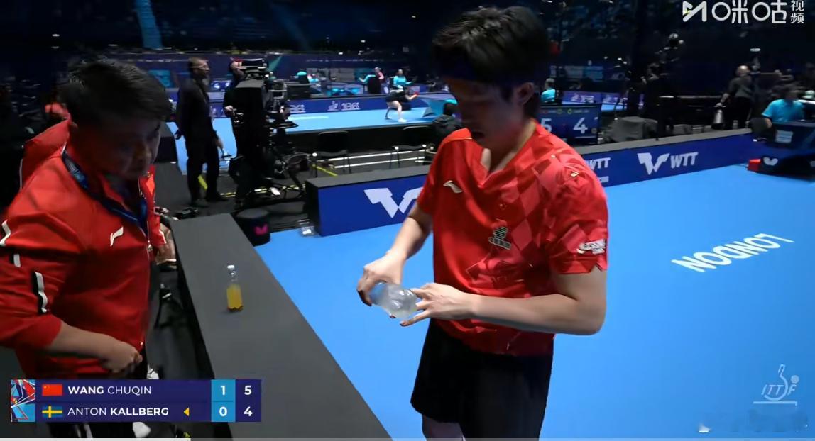 王楚钦战胜卡尔伯格🏓️伦敦世乒赛男团小组赛，首盘3-0战胜安东-卡尔伯格