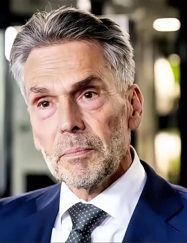 4月7日，据荷兰媒体及多家外媒证实，荷兰国防部正式宣布以约10亿欧元（约合11亿