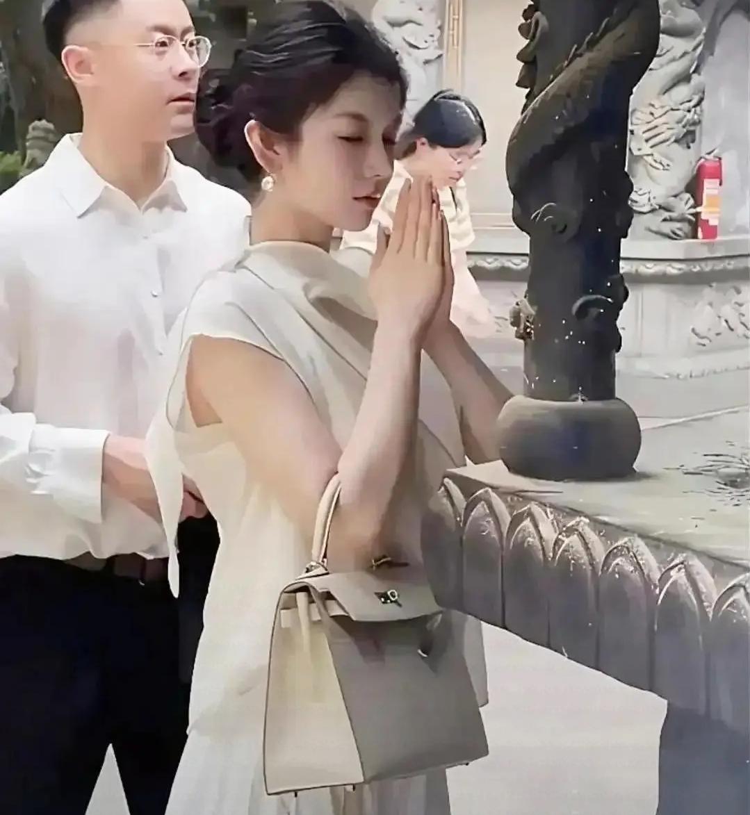 感觉这个小姐姐挺有钱的，应该啥都不缺啊，那么她在求什么呢？我听过一句话：