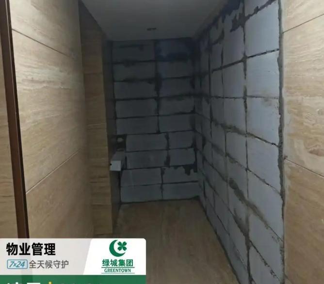天津一男子大晚上不睡觉，出门把家门砸了，然后把一楼的大堂用砖砌上，把200平大堂