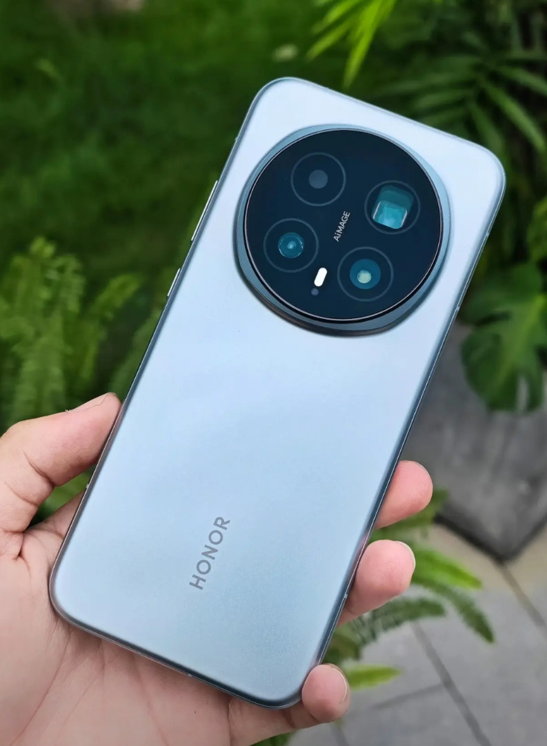 荣耀Magic8Pro的真机外观图也释放出来了，感觉整体跟Magic7Pro