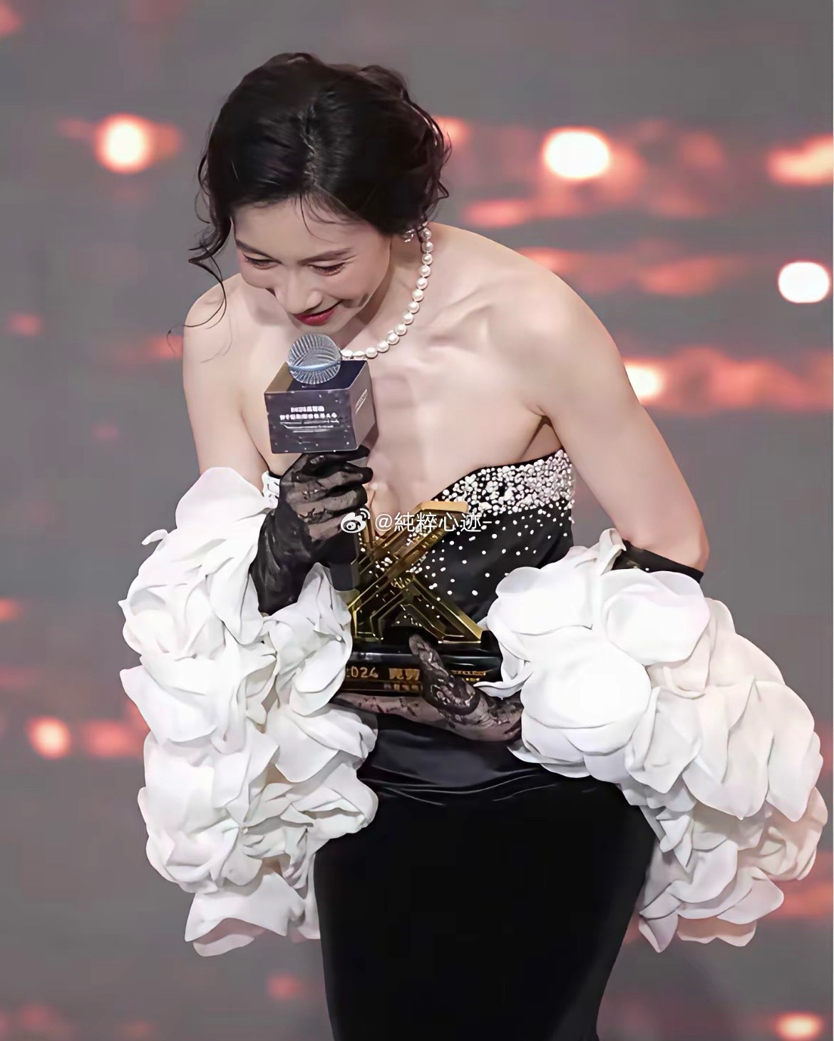温峥嵘这衣服已经掉下来了吧！太冒险了！！