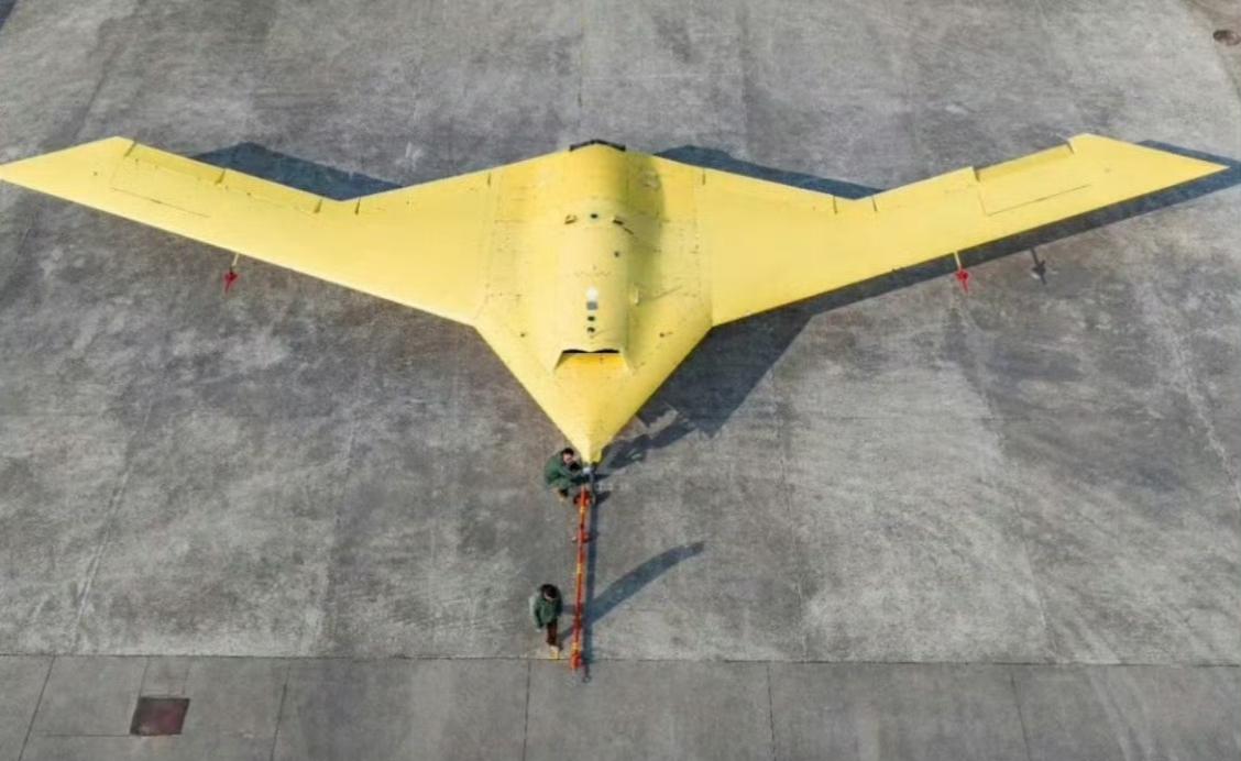 "攻击-11"和"彩虹-7"大型隐身无人机对比图！攻击-11"玄龙"是打击型