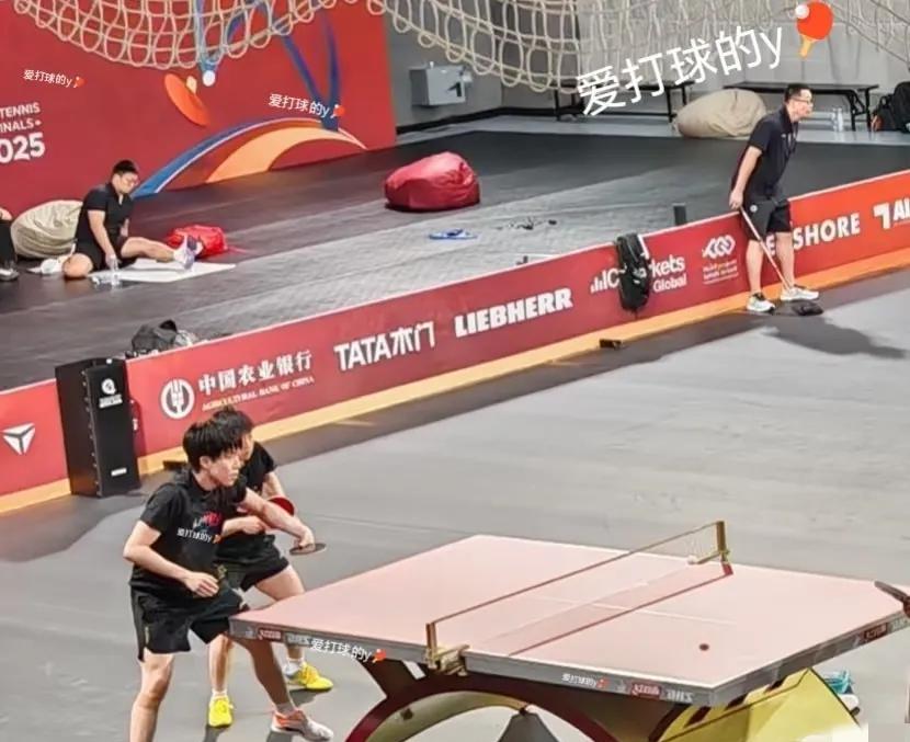 莎头在多哈练习混双了，还是熟悉的螃蟹步。还有三天，世乒赛就要开始了，后面其他国家