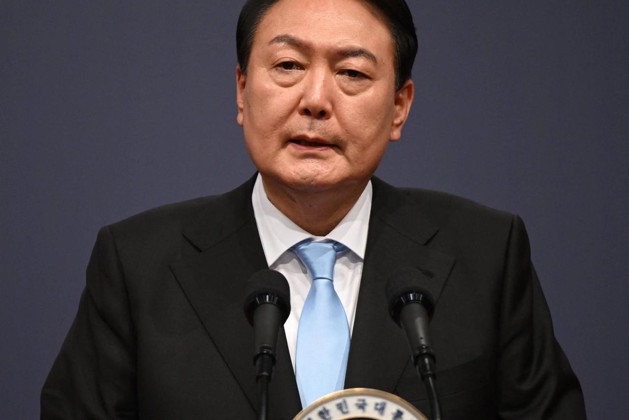 如今的金建希早已把“为自己留后路”这件事摆上了台面，而这条路的唯一走法，就是和尹