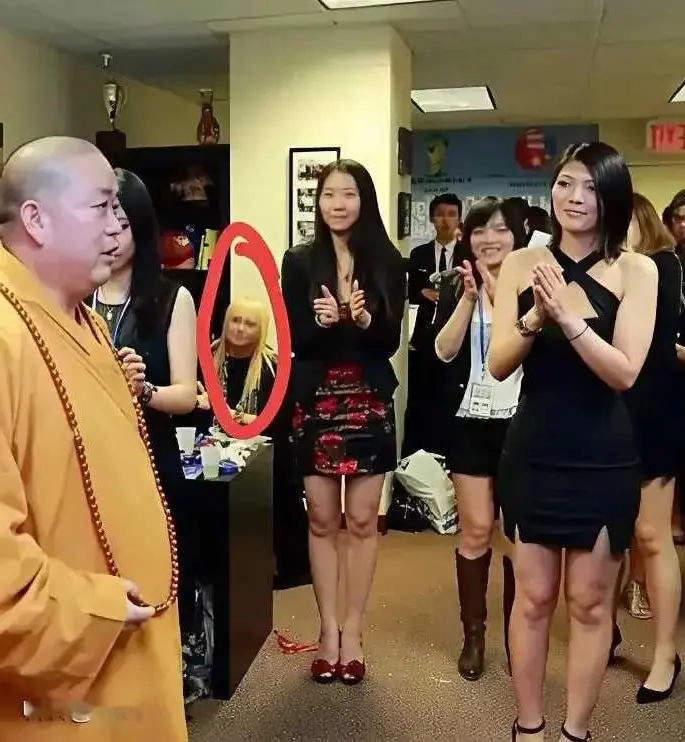 这么多美女参拜，是为了考验大师！！