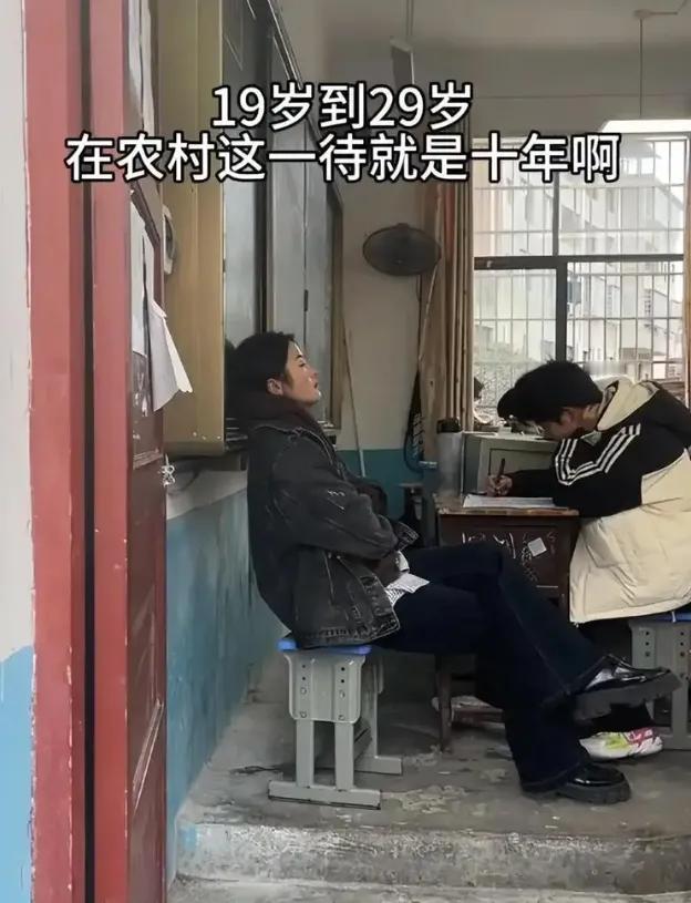签合同时以为捧上了铁饭碗，工作后才发现是铁锁链！一位定向师范生晒出宿舍照片，裂缝