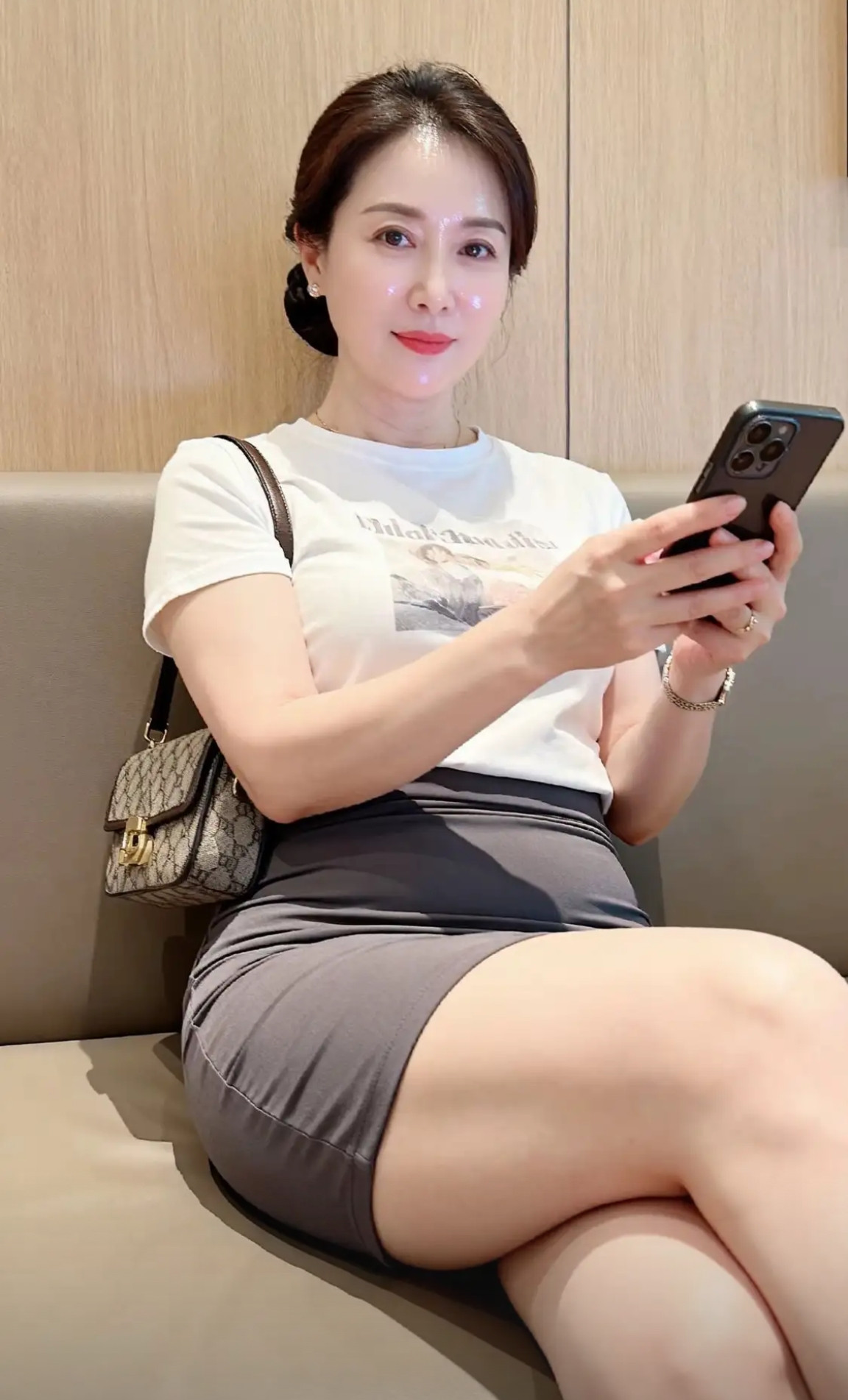 这是谁的岳母呀！？保养的这么好！脸都发光！