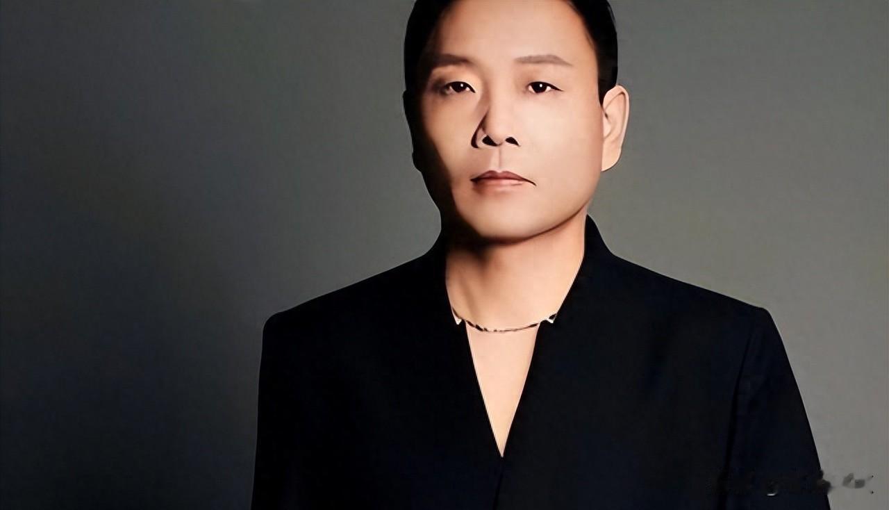 神曲还在唱，人设已崩塌，祁隆去哪了。《等你等了那么久》这首歌，以前KTV里总有