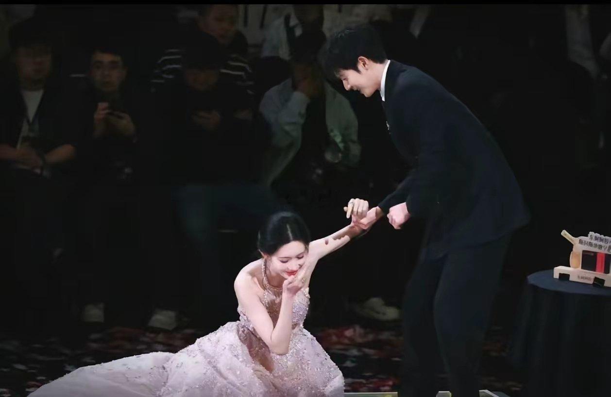 孟子义摔倒尴尬捂嘴笑我不意外，李昀锐在旁边一顿捞我也不意外，让我没想到的是，居然