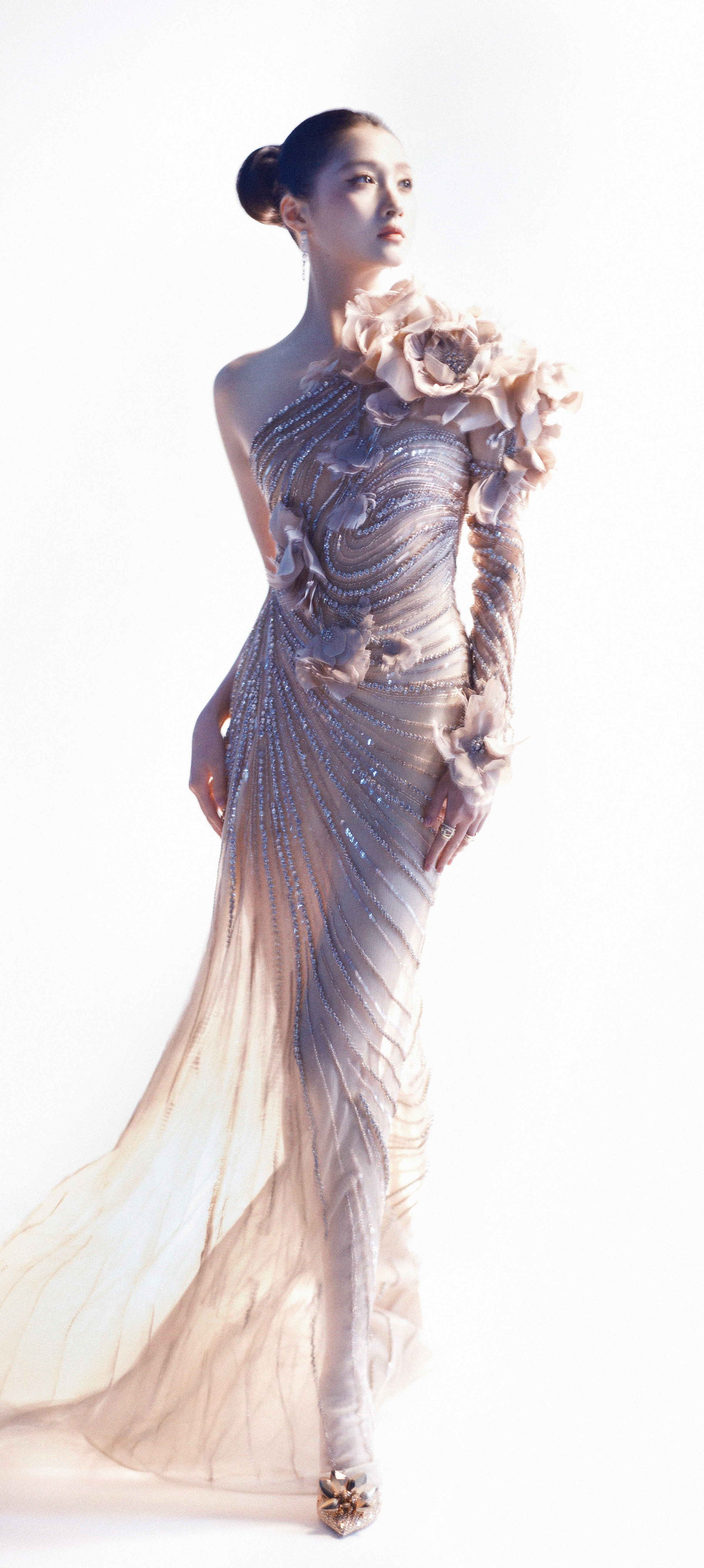 关晓彤穿搭壁纸，白玉兰花，缓缓盛开。关晓彤