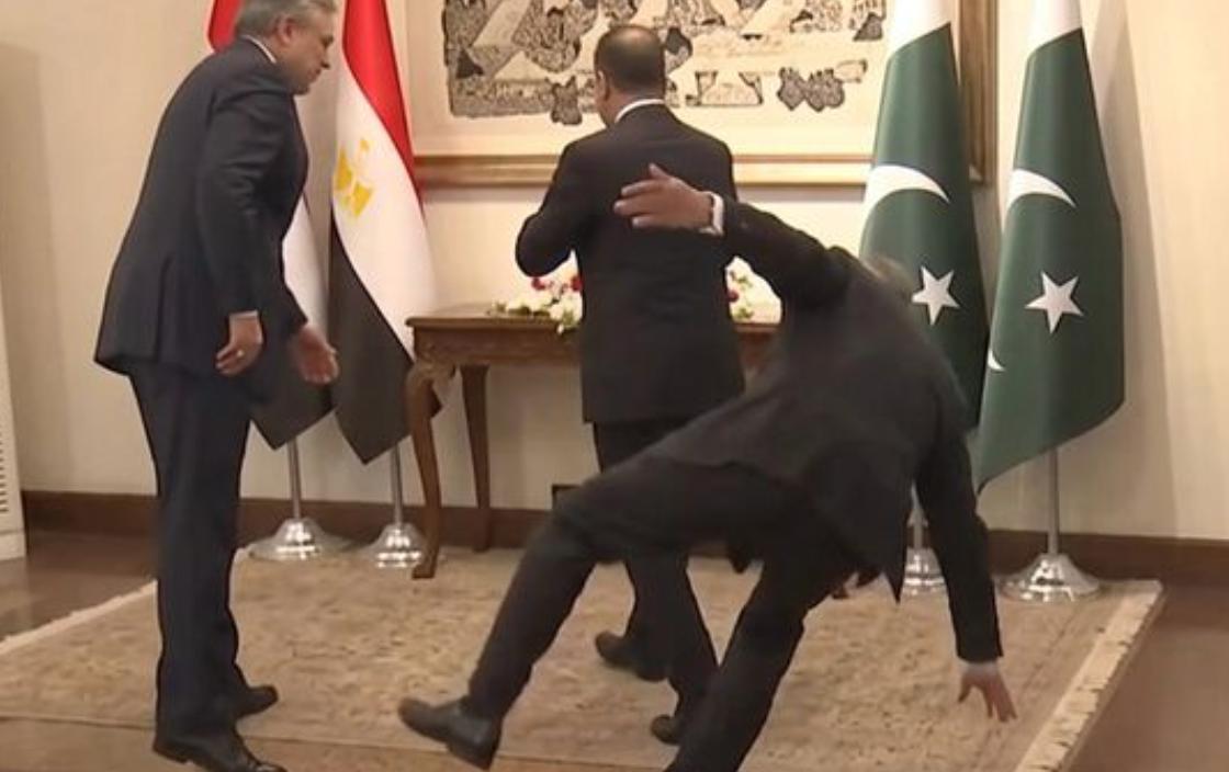 3月31日，76岁的巴基斯坦副总理兼外长达尔带着肩部骨折的伤痛抵达北京，此前他在