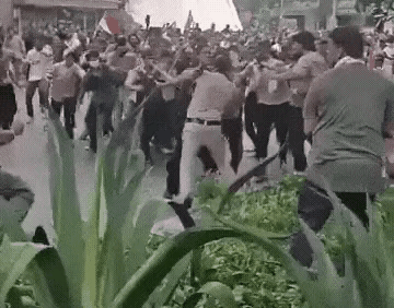 印度医学考试炸了！命题专家亲自卖原题，考前48小时狂卖3万份，警察被抗议者踩翻在