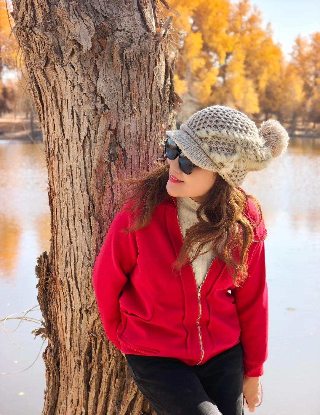 139秘境，胡杨伴路，一路金黄～秋天的139秘境，胡杨林换上了金黄的盛装，阳光