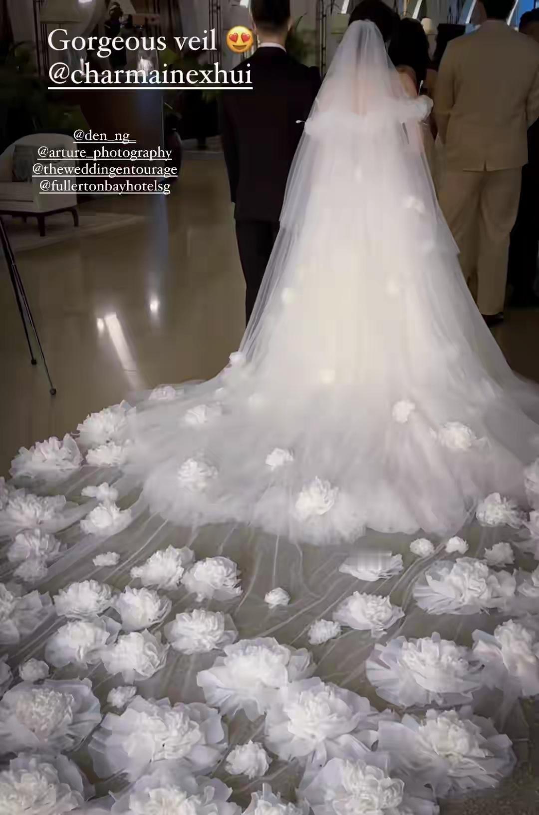 许绍雄女儿图一的婚纱真漂亮，不过地板得干净，要不这么洁白美丽的婚纱一不小心就会弄