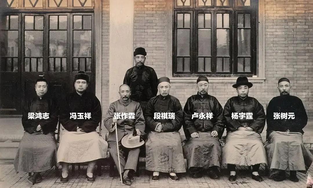 1926年，当时的一群大佬的合影，这些人手握着当时中国的命脉。站着的那个人是谁？