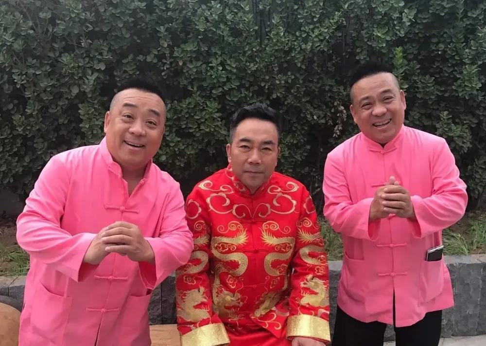 杨议这波操作属实带点狠劲，刚宣布开宗立派就让助理小辉发声明，直接把双胞胎徒弟虎哥
